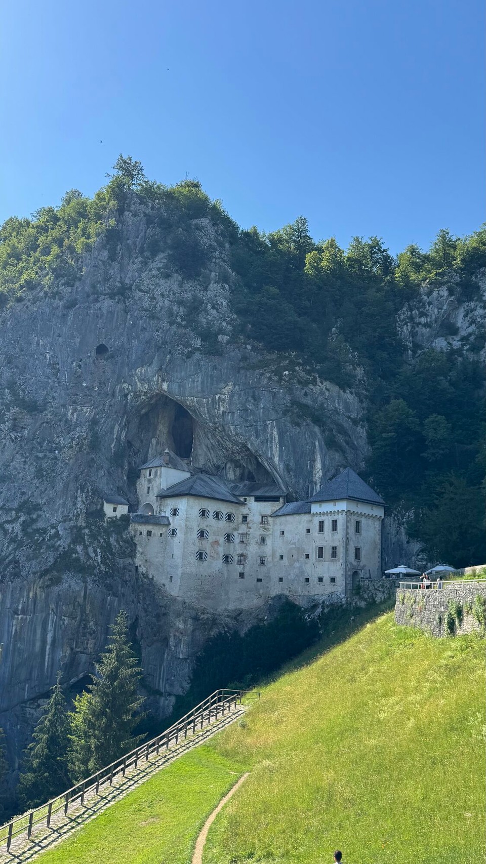 Kroatien - Rovinj - Noch ein Abstecher zur Burg Predjama, größte Höhlenburg der Welt, die im Guinness-Buch der Rekorde verzeichnet ist. 
In der 123 Meter hohen senkrechten Felsenwand thront ein über 800 Jahre altes uneinnehmbares mittelalterliches Wunder.