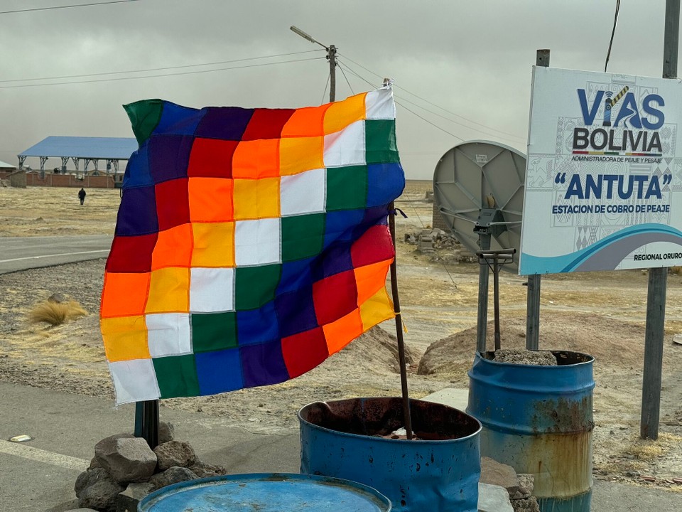Bolivien - Salar de Uyuni - Eine der Nationalflaggen von Bolivien. Steht für Vielfalt der Völker.