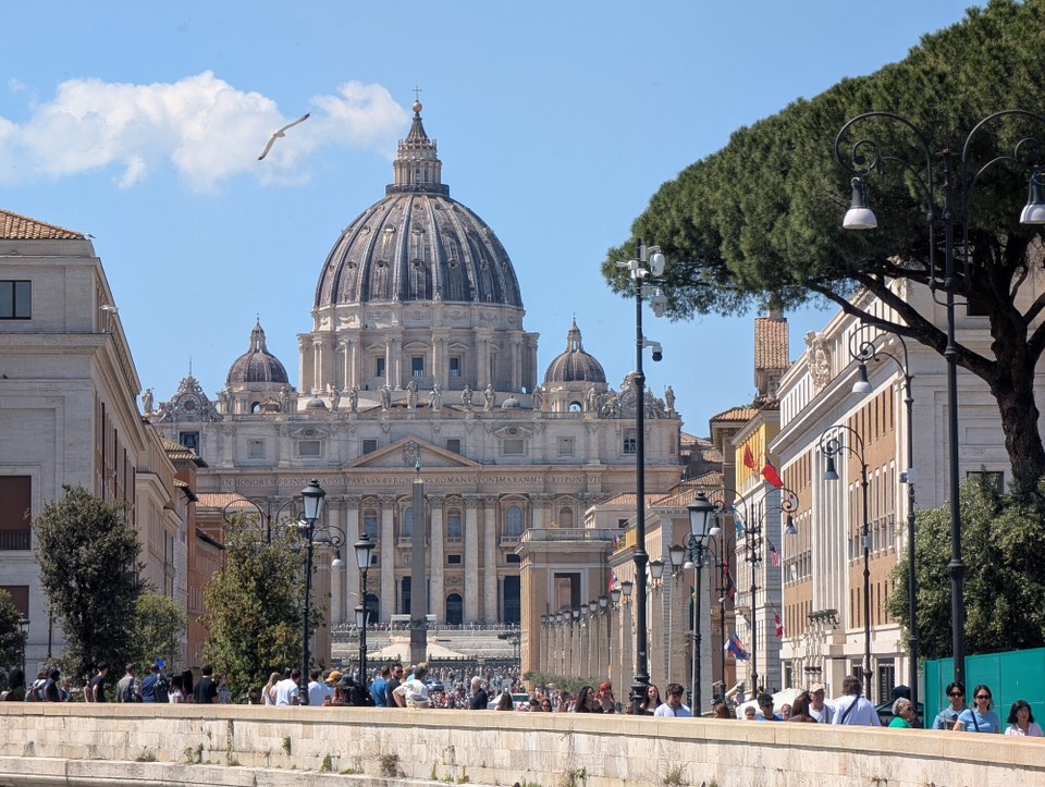 Italien - Rom - Von der Engelsbrücke aus werfen wir einen letzten Blick auf den Petersdom, echt beeindruckend.