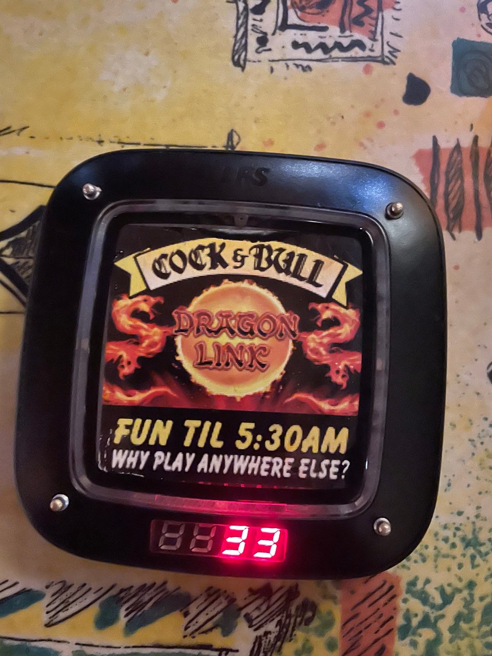 Neuseeland - Auckland - Wenn dann das Essen fertig ist macht dein Buzzer Alarm und du kannst es an der Ausgabe abholen.
Es ist nicht überall so, aber in den meisten Restaurants die wir besucht haben.
Dieser „Service“ ist nicht etwa preiswert, Das Essen ist hier teurer als in einer Gaststätte in Deutschland.
Bier 6,50 - 9 $