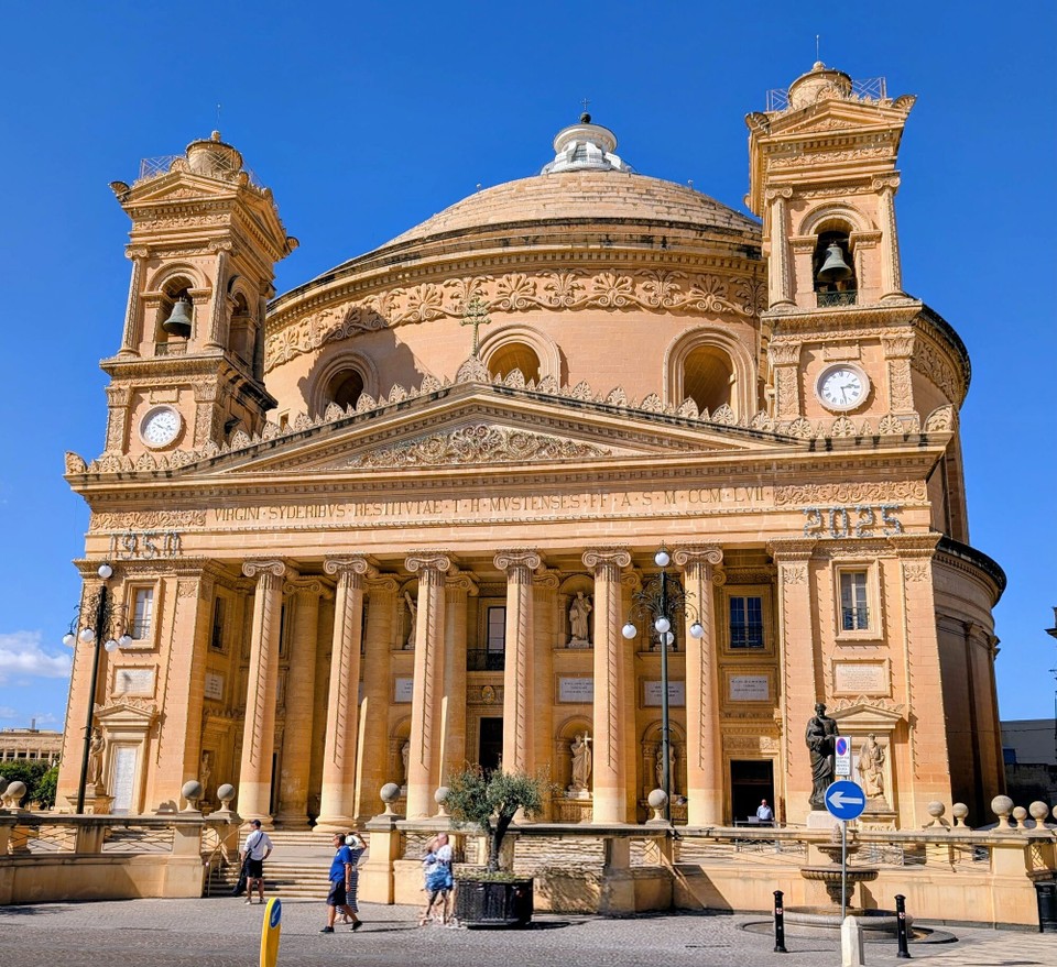 Malta - Mosta - Damit die Mauern die riesige Kuppel tragen können sind sie unten über 8 Meter dick. 