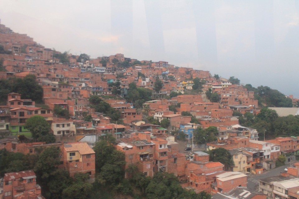 Colombia - Jardín - Eher ärmere Gegenden überquert die MetroCable