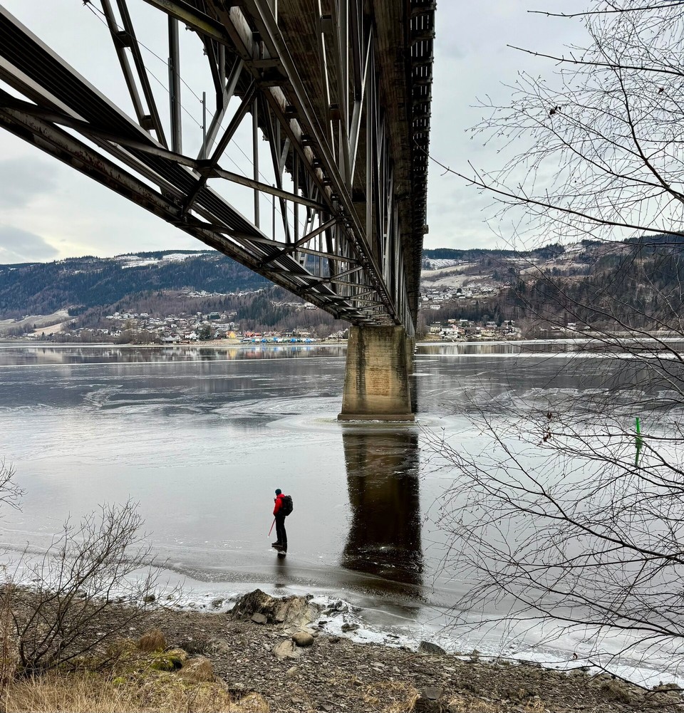 Norwegen - Lillehammer - Die Gruppe scheint den Uferbereich abzufahren und testet dabei die Grenzen der Eisschicht. 