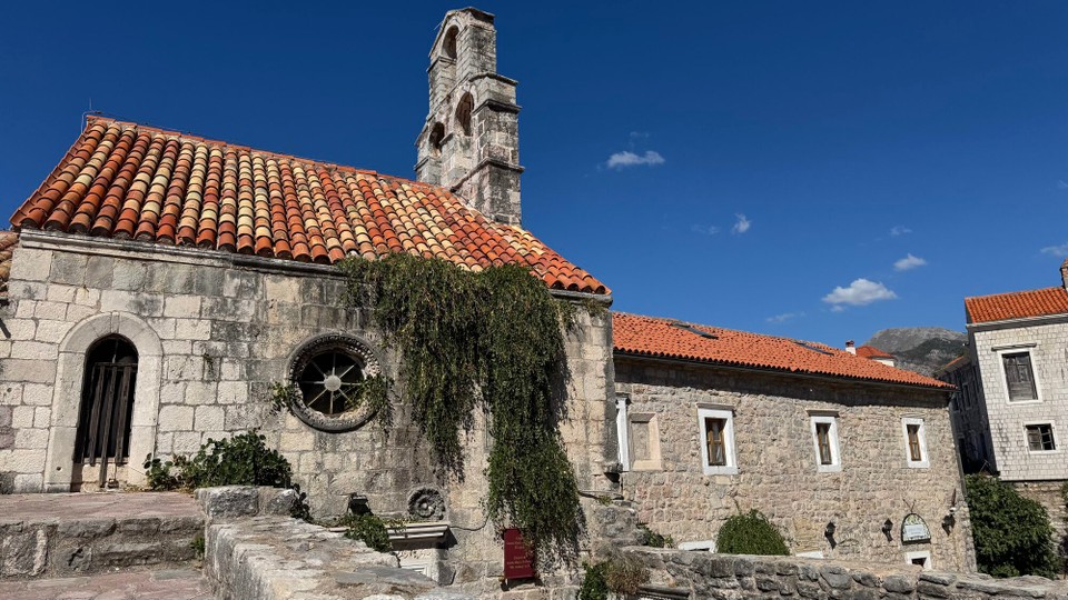 Montenegro - Budva - Die engen, verwinkelten Gassen sind voller kleiner Geschäfte, Cafés und Restaurants.
Natürlich auch jede Menge Kirchen.