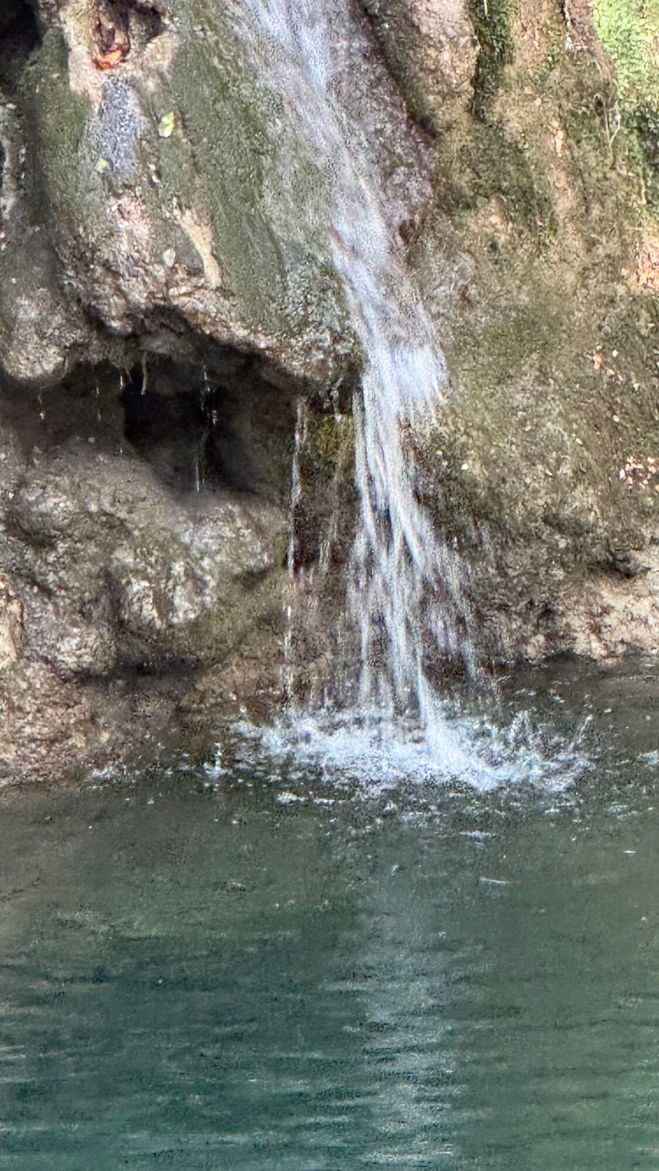 Montenegro - Budva - Der Vrteljak Waterfall ist ein versteckter Naturwasserfall im Dorf Turčini nahe Stari Bar in Montenegro, der für sein eiskaltes, kristallklares Wasser und eine gemütliche kleine Bar direkt am Pool bekannt ist.