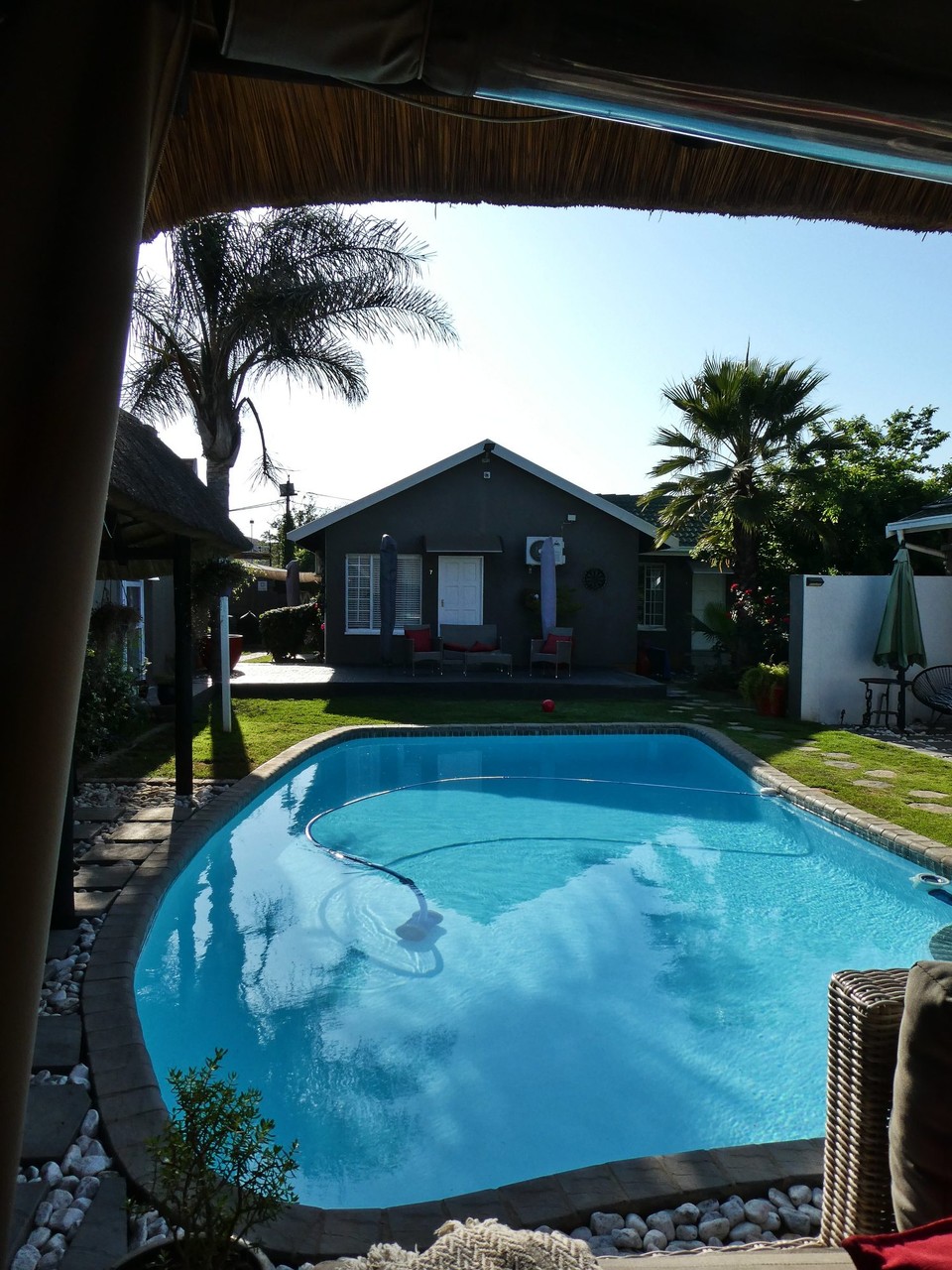 Südafrika - Johannesburg - Stahl blauer Himmel und ca. 30⁰ erwarten uns heute. Früh Morgens bereits wieder Aufbruch: Wir fahren ca. 5h bis zur nächsten Unterkunft.