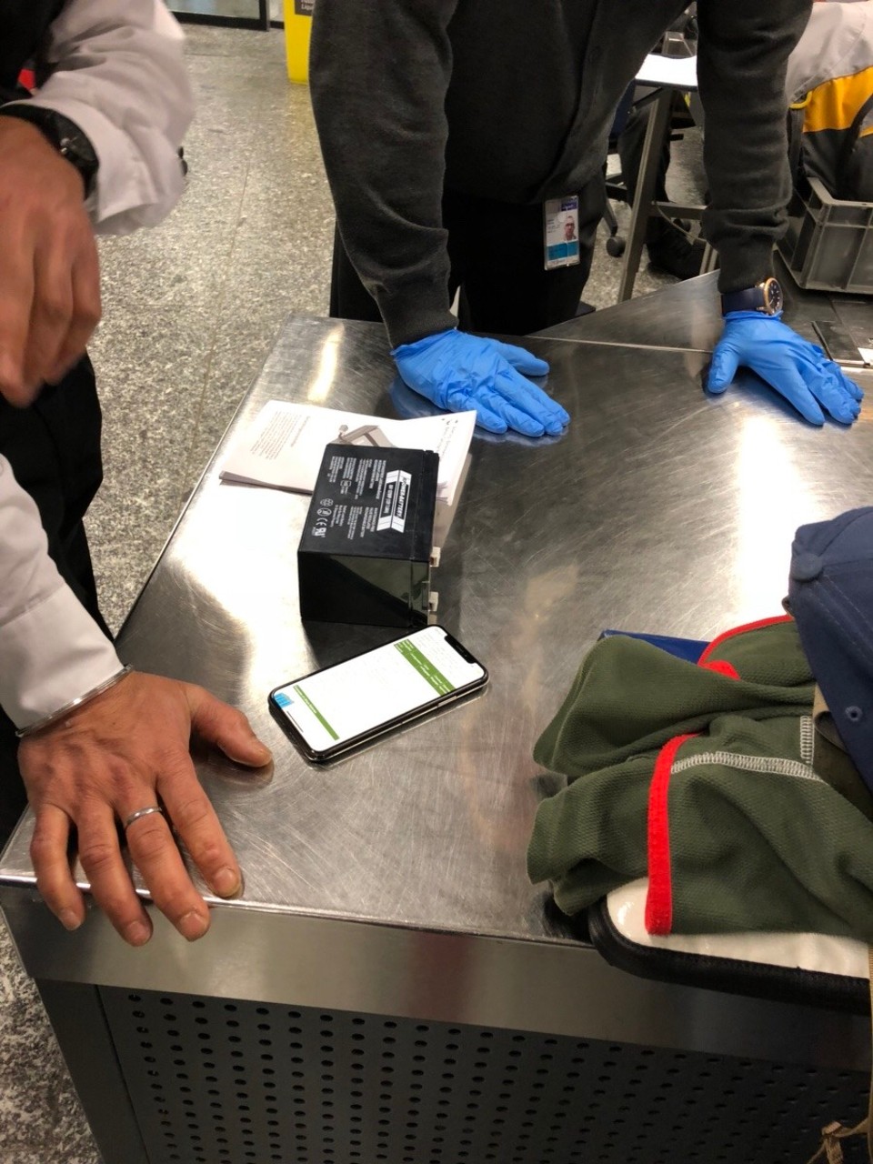 Germany - Frankfurt am Main - Wie jedes Jahr bringen wir auf Bestellung einige Dinge für die Menschen vor Ort mit. Für uns unvorstellbar, aber im Kongo liefert Amazon nicht auf Knopfdruck vor die Haustür. Viele der Dinge zu denen wir Zugang haben sind den Menschen dort nicht zugänglich.
Unter anderem wurden zwei Akkus bestellt. An der Sicherheitskontrolle hatten wir dann unseren Spaß damit.