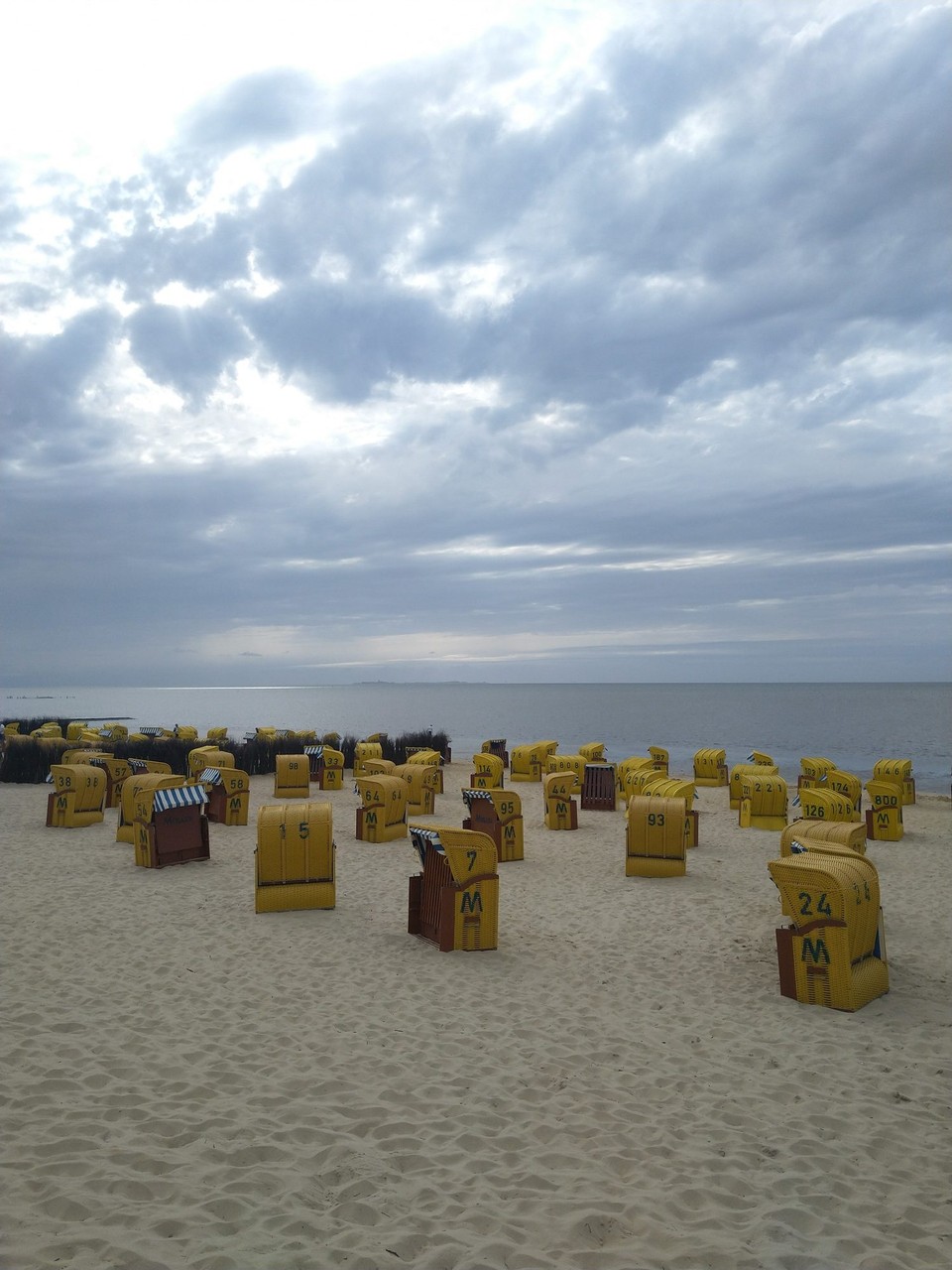 Deutschland - Cuxhaven - Strandidylle in Cuxhaven- Duhnen.
 Werde ich morgen noch ein wenig intensiver beobachten.