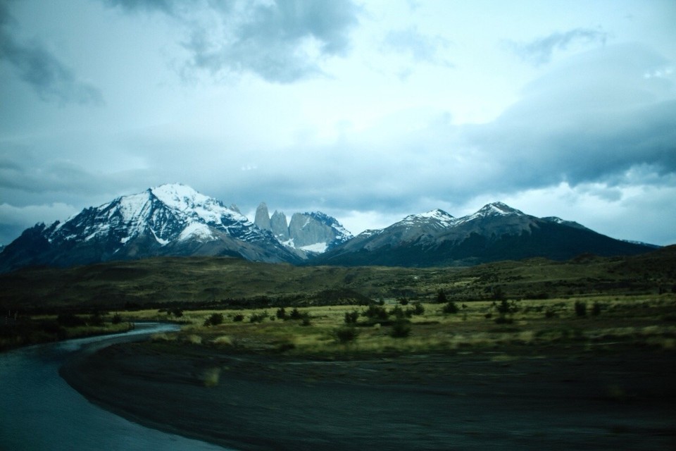 Chile - Torres del Paine - Mit ersten Blick aus dem Bus auf die Torres 