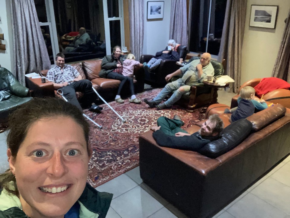 Neuseeland - Harihari - Letzter Abend mit allen - Laurens (mit verletztem Knöchel, dem Arno übers Wochenende ausgeholfen hat), Leigh mit Tochter Annelotte, Ellison und John (Eltern von Leigh), Sohn Guus (sprich Chuus) und Arno