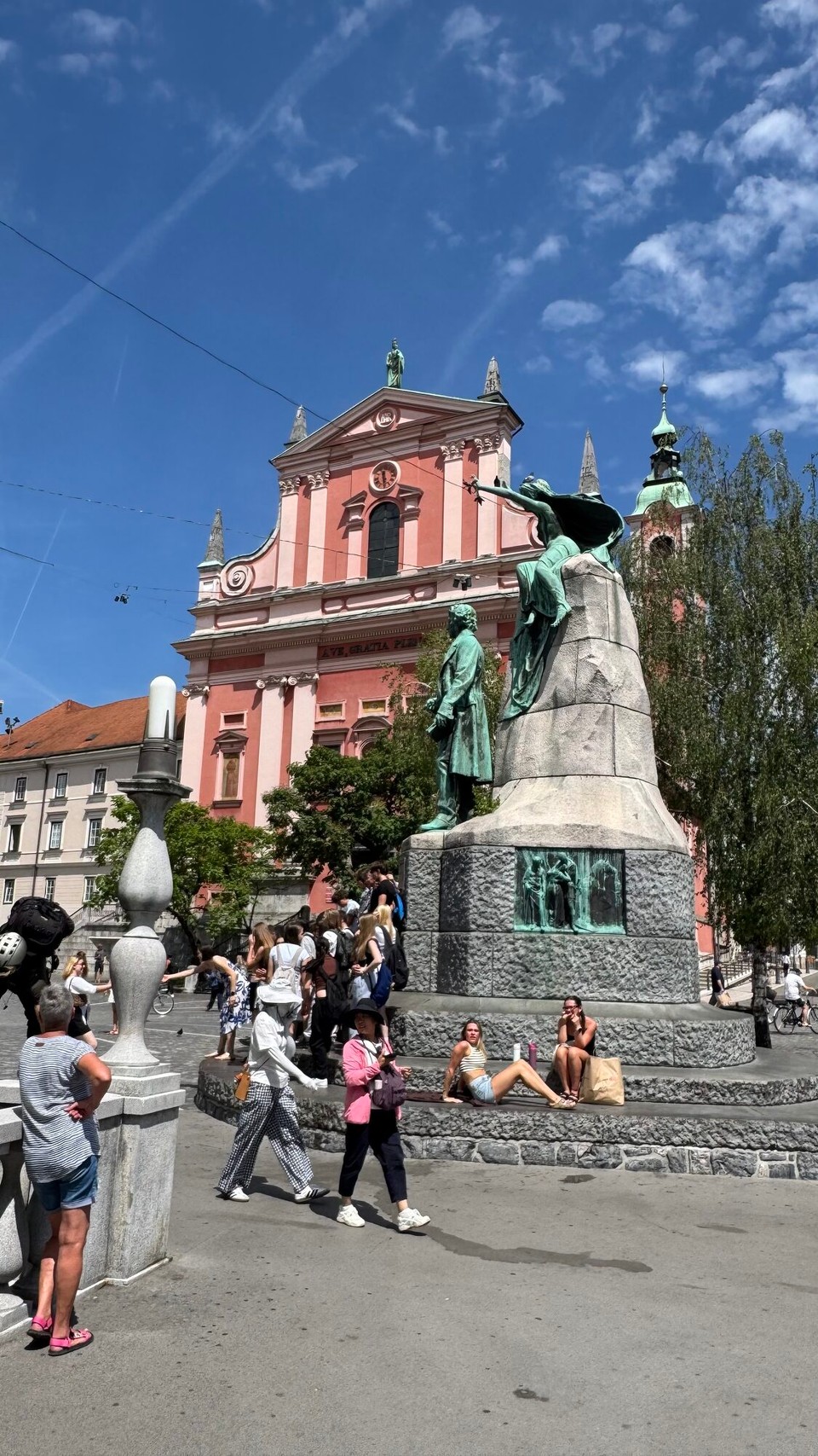 Slowenien - Portorož - Der Hauptplatz von Ljubljana, besonders auffällig ist die Kirche mit der rötlichen Fassade, die Franziskanerkirche oder auch Mariä-Verkündigungs-Kirche genannt wird.