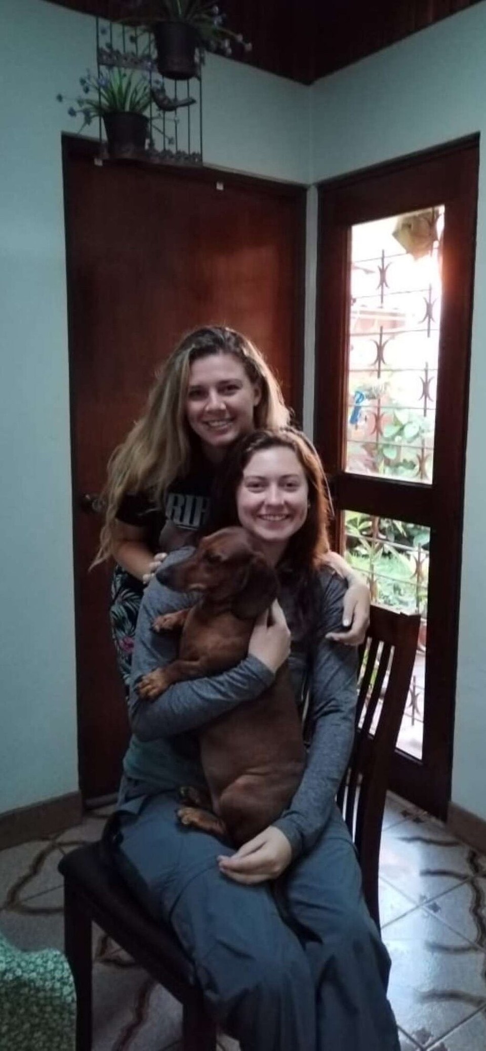 Costa Rica - San José - Am samstig am 6i am morge ish d‘Olivia denn abgholt worde. Für sie gahts jetzt 2 mönet ines Freiwillige Projekt imene arme Dorf im Dschungel. Bin sogar extra ufgstande zum tschüss sege, das bild ish am 5:45 entstande.  