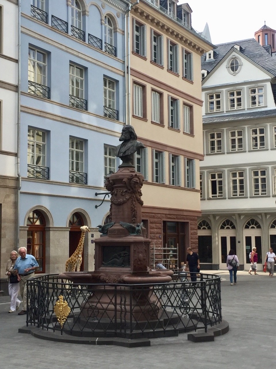 Deutschland - Frankfurt am Main - Dieses Denkmal wurde im Krieg zerlegt abgebaut und jetzt original hier am Hühnermarkt wieder aufgebaut 😊