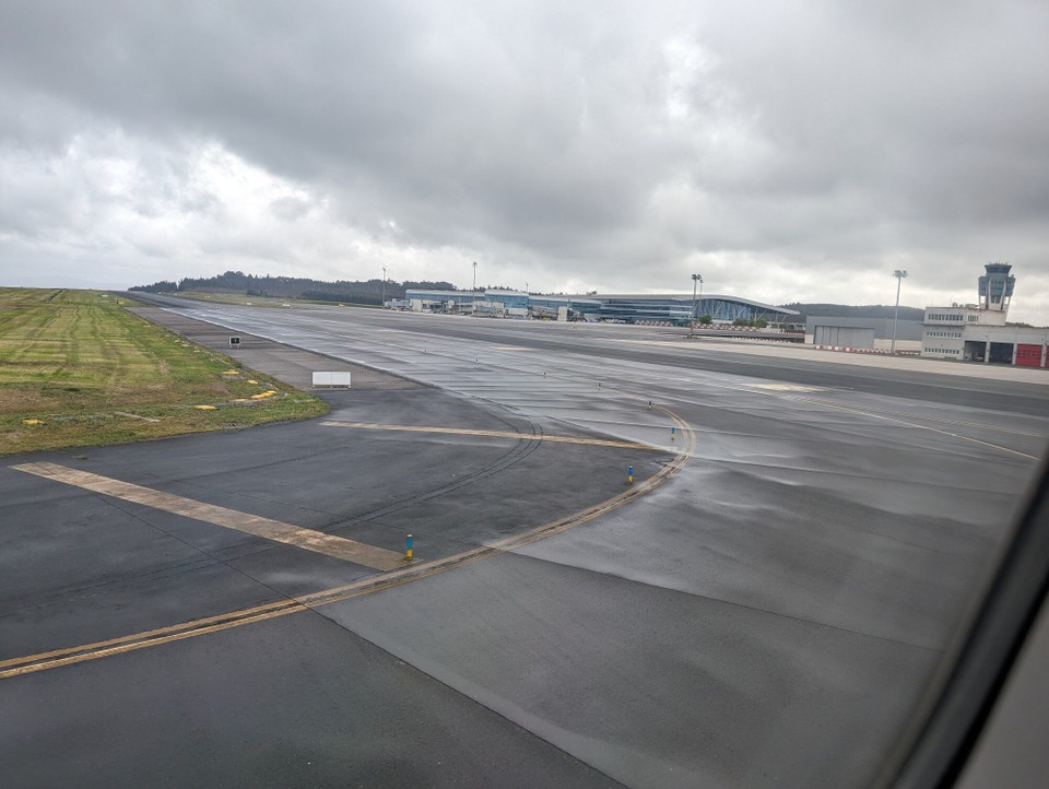Spanien - Santiago de Compostela - Bei starkem Wind setzen wir mit zwei lauten Rumplern auf.