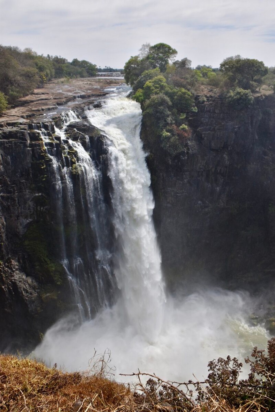 Simbabwe -  - Die Einheimischen nennen die Fälle daher "Mosi-oa-Tunya", was übersetzt "Rauch, der donnert" heißt. 
