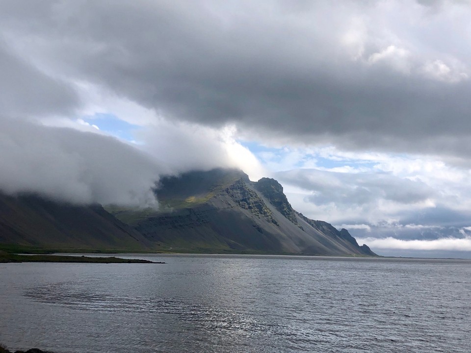 Island - Sveitarfélagið Hornafjörður - Tatsächlich passt es zwar überhaupt nicht in unseren Zeitplan heute, aber trotzdem beschliesen wir, nun tatsächlich noch einmal zurück zum Eystrahorn zu fahren. Ich freue mich!