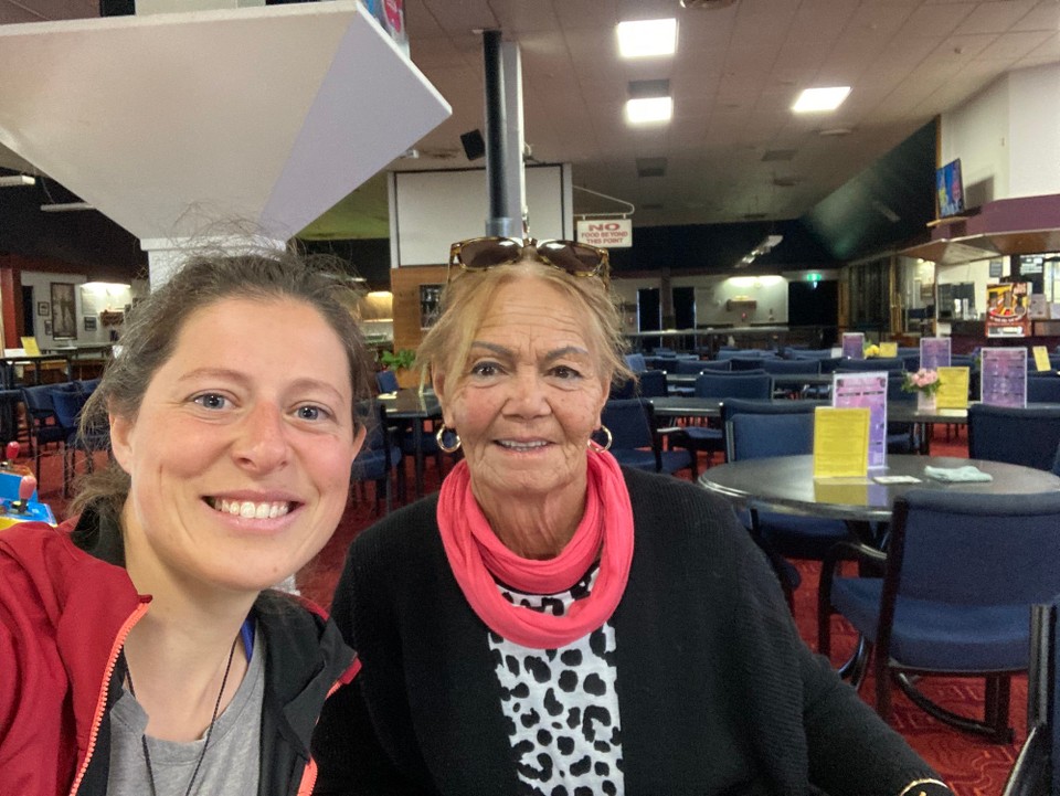 Neuseeland - Gisborne - Noch ein bisschen verschlafen, geh ich noch zum Mittagessen mit der besten Kollegin an meiner Sortierstation 😃