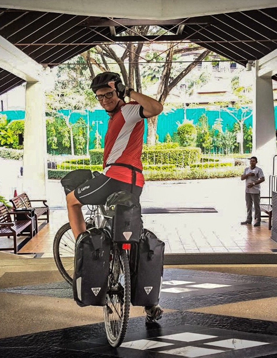 Thailand - Amphoe Ko Lanta - Lucky Luke reitet wieder. Ab jetzt geht es alleine weiter. Kurswagen nach Singapur fährt ab.