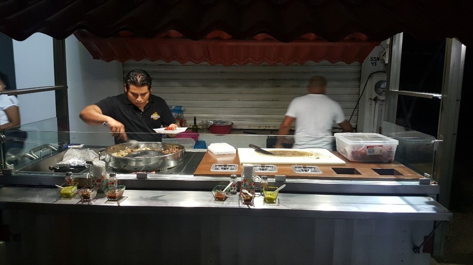 Mexiko - Mahahual - Dick eingesprüht konnten wir uns das Streetfood schmecken lassen. 