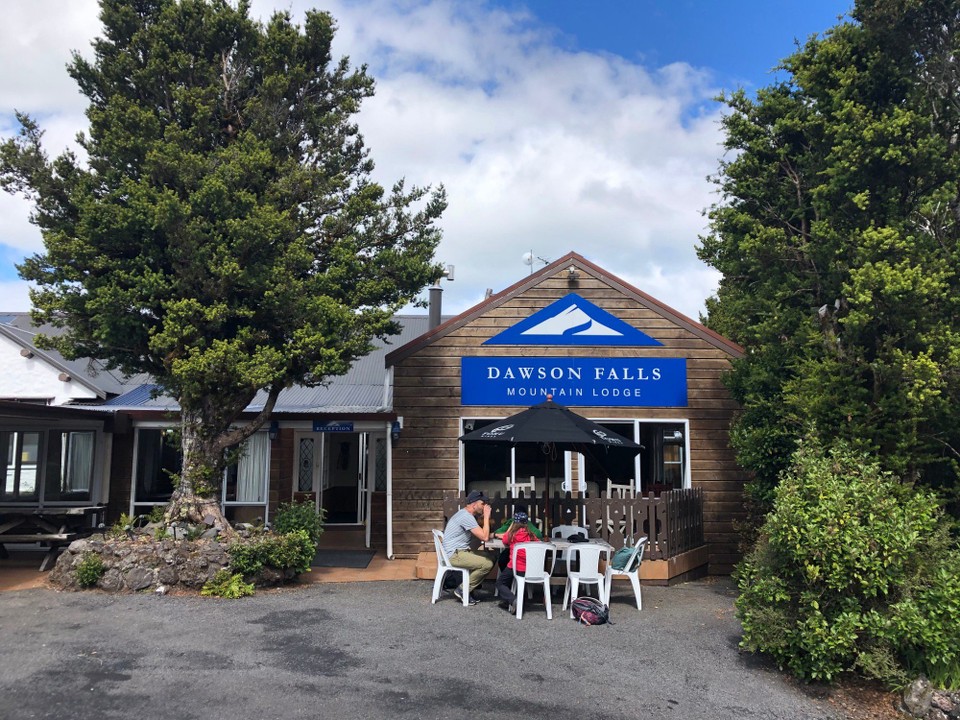 Neuseeland - Taranaki - Nach der Wanderung gibt es bei der Lodge eine Erfrischung