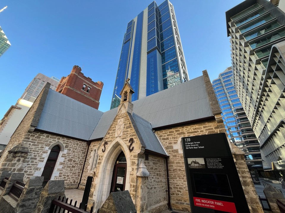 Australien - Kings Park - Später sind wir dann durch den Central Business District gelaufen. In Perth hat man immer wieder alte, erhaltene Gebäude zwischen der modernen Architektur.