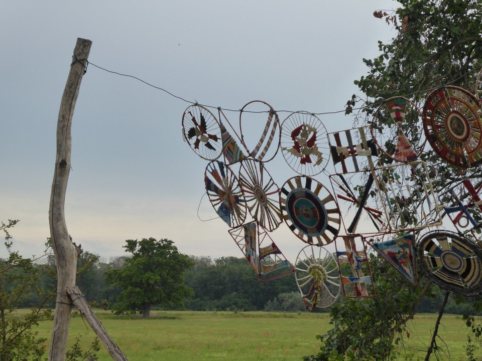 Deutschland - Dessau-Roßlau - Zwischendurch ein bisschen Schamanismus kann ja auch nicht schaden. Kunst am Radweg.
