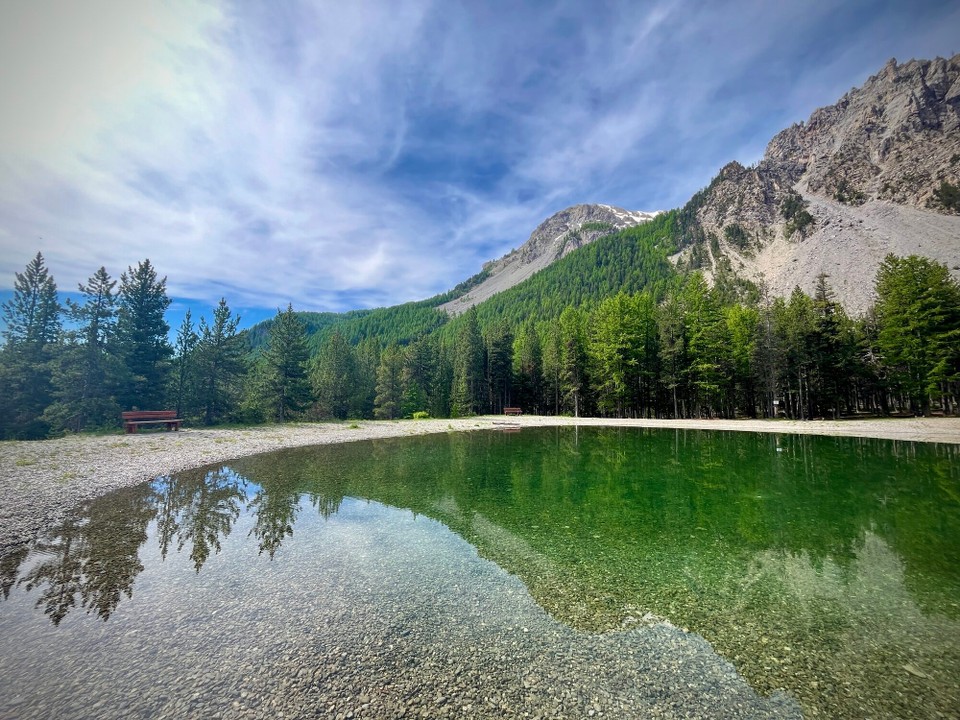 Frankreich - Arvieux - Judihui! Was für ein wunderbarer Badesee! Vorbeigehen ohne Hineinhüpfen ist keine Option! 