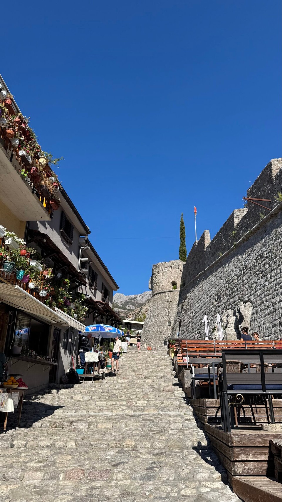 Montenegro - Budva - Die Altstadt von Bar liegt an den Hängen des Rumija-Gebirges und ist ein faszinierender Ort, der die vielseitige Geschichte und Kultur Montenegros widerspiegelt. Die Stadt wurde erstmals im 9. Jahrhundert erwähnt.