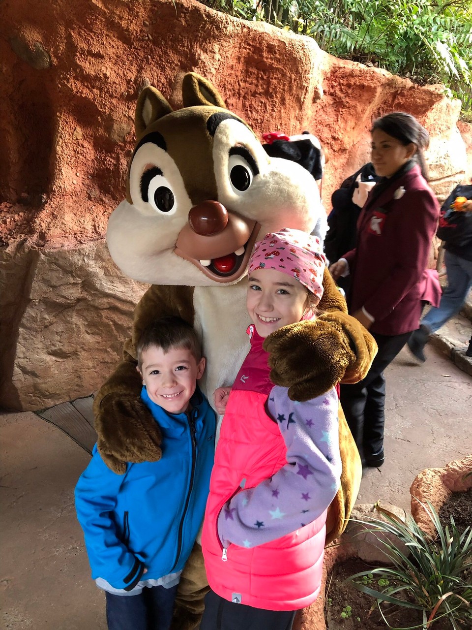 Japan - Urayasu-Shi - Ein Streifenhörnchen war auch noch unterwegs (nebst den unzähligen Besuchern)