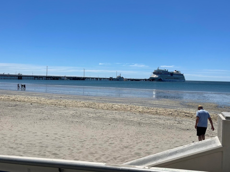 Argentinien - Puerto Madryn - nach dem Spazier im Städtchen, zurück am sehr langen Schiffspier
