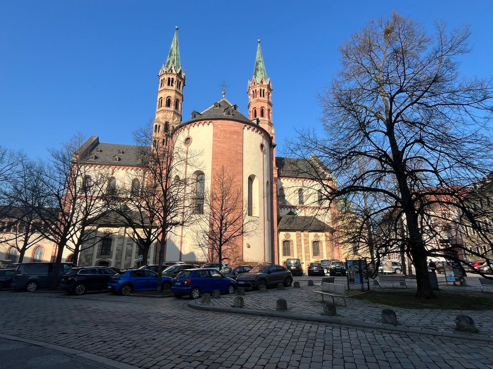 Deutschland - Würzburg - Von hinten Dom direkt daneben die Kilianskirche