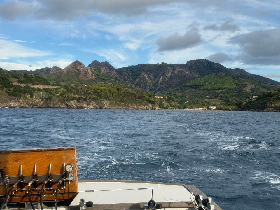 Italien - Capoliveri - Blick auf‘s Festland. Links unten im Bild sieht man die Druckluftanschlüsse für die Flaschenfüllungen, denn das Boot hat den Kompressor an Bord. 