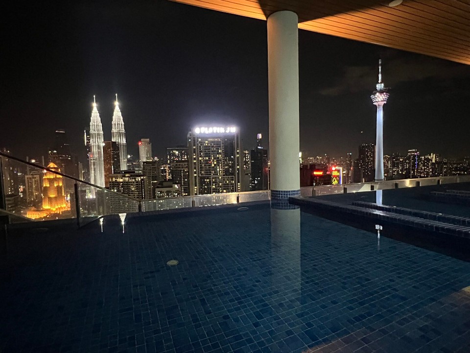 Malaysia - Kuala Lumpur - Der Infinity Pool meines Appartements war sicher eines der Highlights. Der Blick auf die Skyline von dort oben ist einfach fantastisch. Schwimmen mit dieser Aussicht.