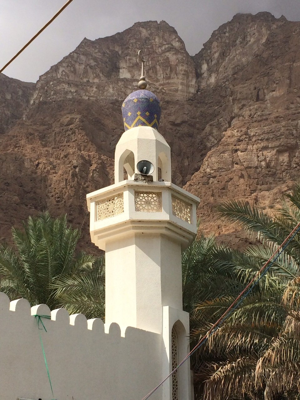 Oman - Sur - Am Eingang des Wadis Tiwi ... 
eigentlich noch weitere 5 KM - aber unser Auto streikt bei den Steigungen 