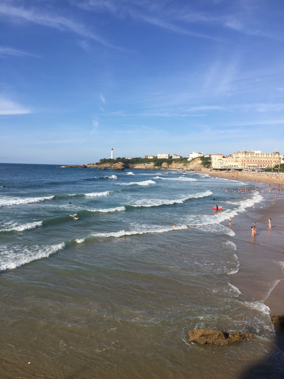 Frankreich - Biarritz - Dieses schöne Städtchen wurde mir von einer Freundin empfohlen. Und tatsächlich hat dieses Stück Erde meine Seele sehr erfreut. Das Wetter war perfekt, die Stadt hat super viel Flair, tolle Cafés und eine einladende Promenade zum schlendern. Und ich war endlich an der Küste. Da ich zum Surfen gekommen bin, haben mich natürlich die Wellen und Surfer besonders interessiert. Wäre es nicht schon so spät gewesen, hätte ich vermutlich direkt den Neo angezogen und wäre mit dem Board raus.