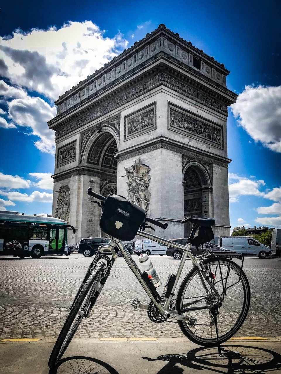 France - Paris - Die einen praktizieren Bungee Jumping, die anderen lieben Paragliding. Ich hole mir den Adrenalinkick bei einer Runde über den Charles de Gaulle Etoile.