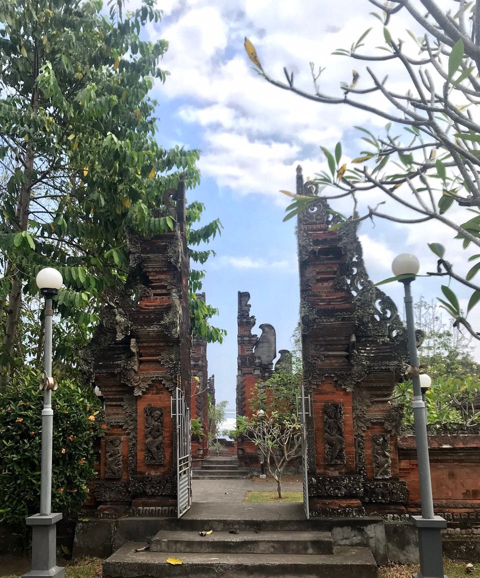 Indonesien - Jembrana - Durch die drei Tore sieht man das Meer -symbolisch für Körper, Seele, Geist und das große Ganze....