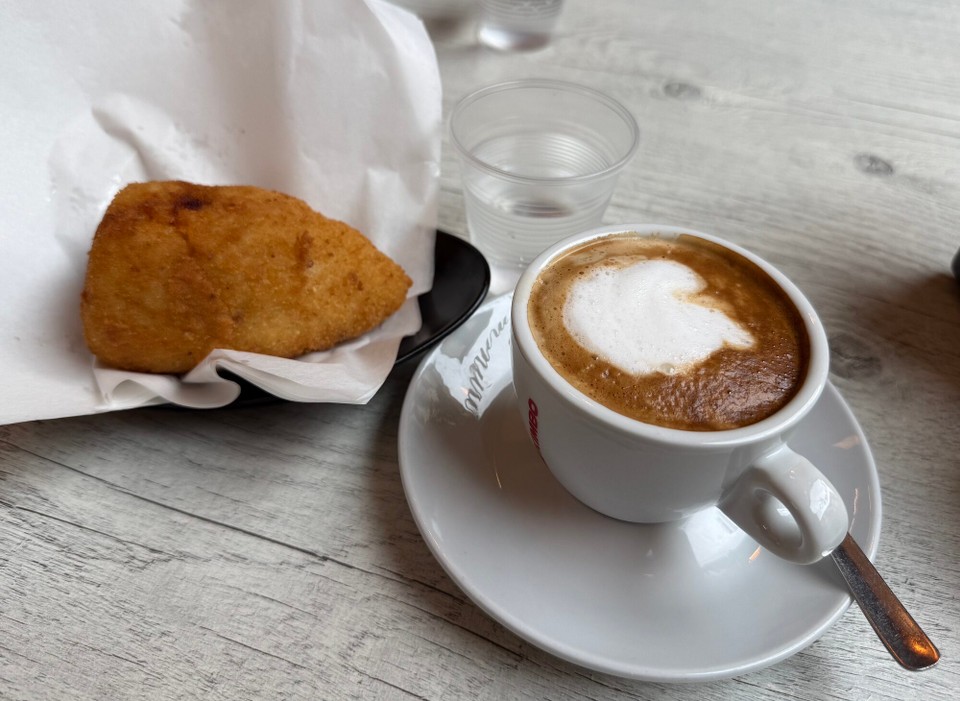 Italien - Agrigent - Hinkelstein? Ach nein, Arancini (gefüllte, frittierte Reis“bällchen“)
