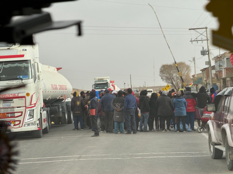 Bolivien - Salar de Uyuni - Hin- und wieder mal eine Demo. Heute ist Nationalfeiertag.