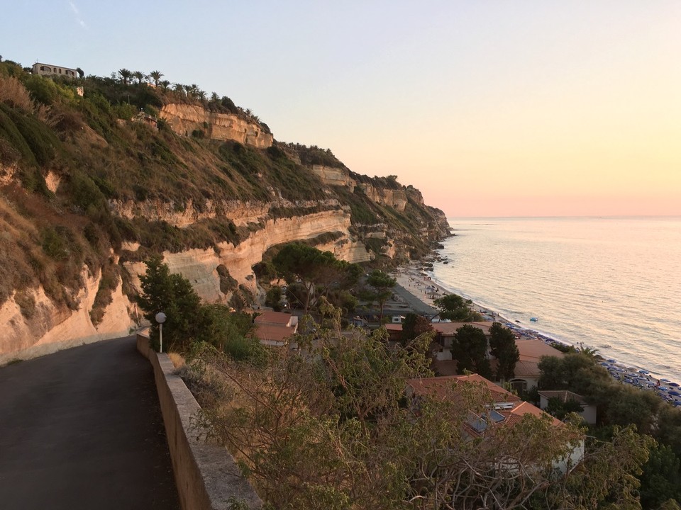 Italien - Contrada Riaci, Santa Domenica di Ricadi - Am Ende der Bucht ist unser Zeltstellplatz