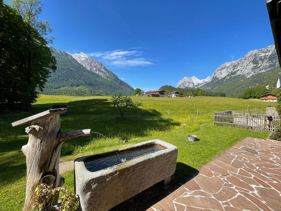 Deutschland - Ramsau bei Berchtesgaden - Der Garten hinter dem Haus