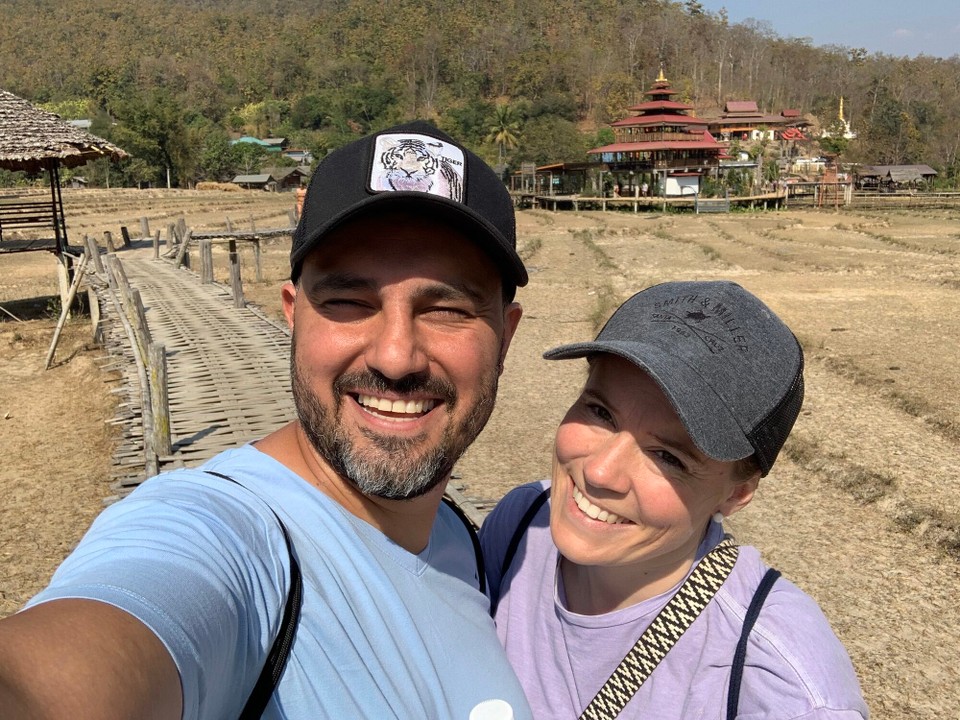 Thailand - Pai - Und jetzt stellt euch bitte einfach vor, im Hintergrund wären die Felder komplett grün….Wir sind rechtzeitig zum Ende der Sommerzeit in Thailand. Gut für uns. Aber der Nachteil ist, dass die Reisfelder natürlich nicht so schön grün sind. Erst wieder wenn der Regen kommt.