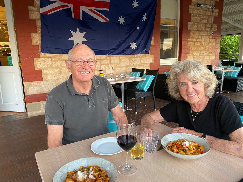Australien - McLaren Vale - beim Abendessen auf der Terrasse eines Restaurants des Ortes. 
Wir genossen es bei angenehmer Wärme draussen eine Pasta zu essen