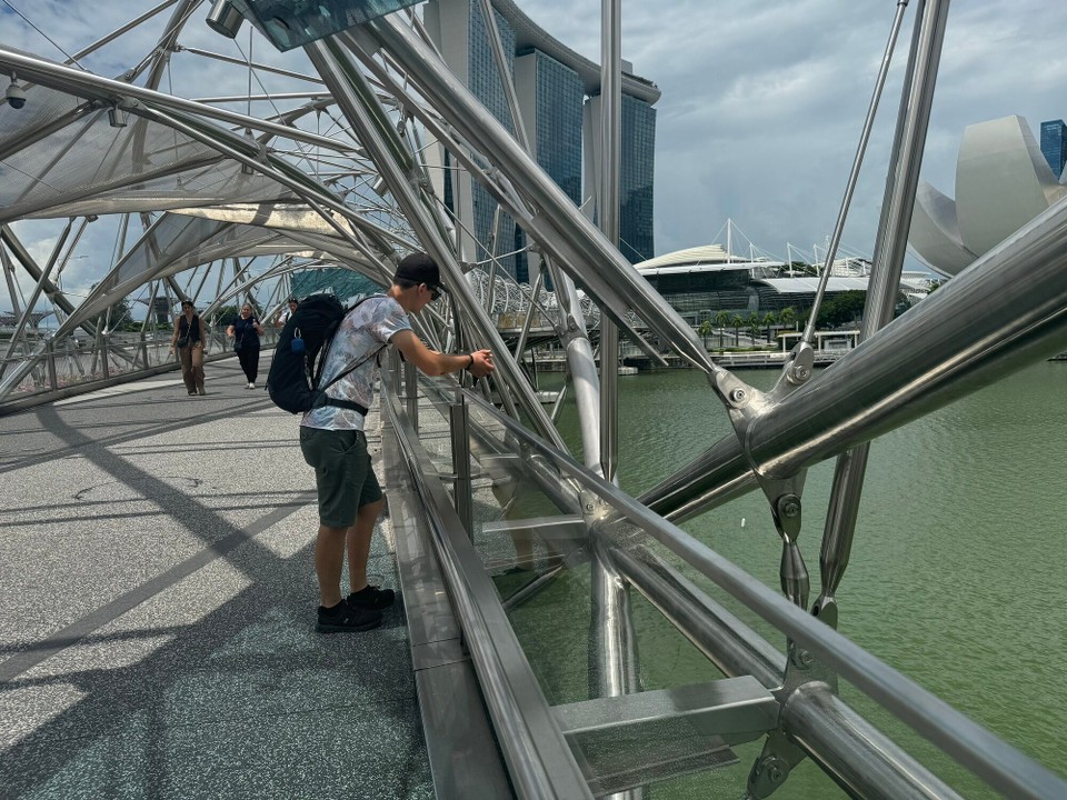 Singapur - Singapur - Dr Marc isch begeischteret vo dera schöna Schweissnaht bir Helix Bridge