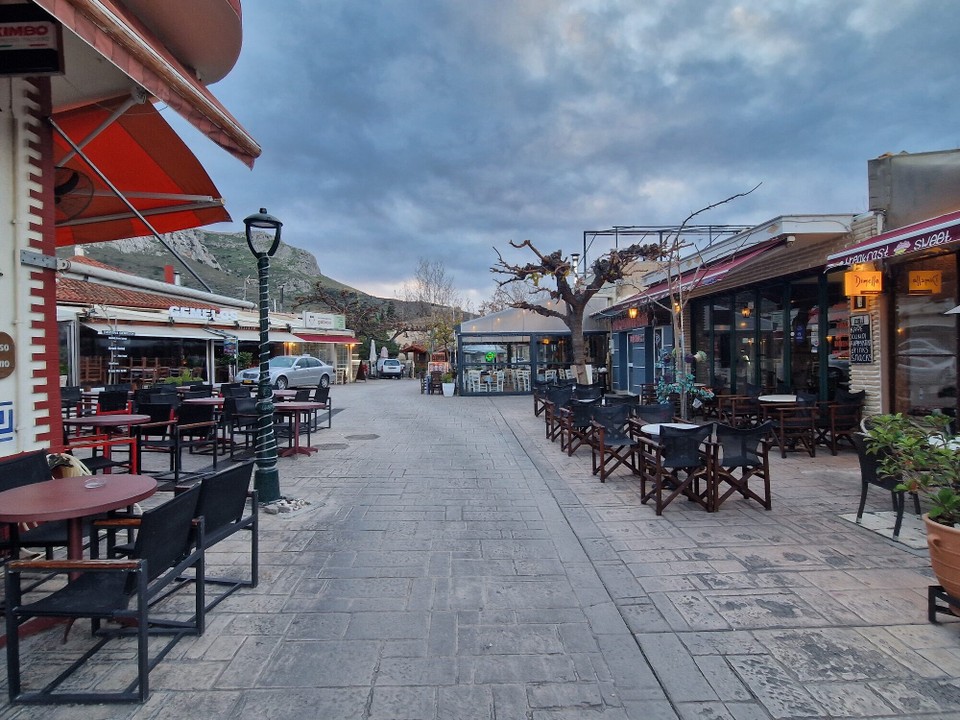 Griechenland - Archaia Korinthos - sehr schön gemachte Hauptpromenade