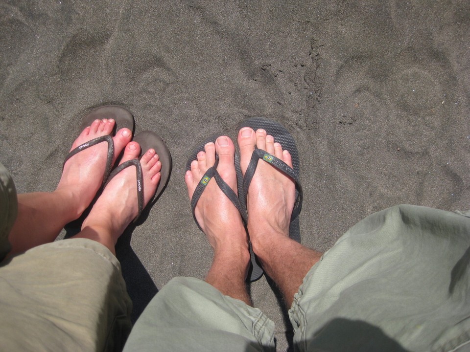 Costa Rica - Tortuguero - Schwarzer Strand, braune Füße