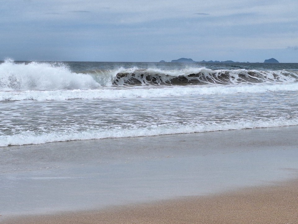 Neuseeland - Hot Water Beach - Meterhohe Wellen am Hot Water Beach