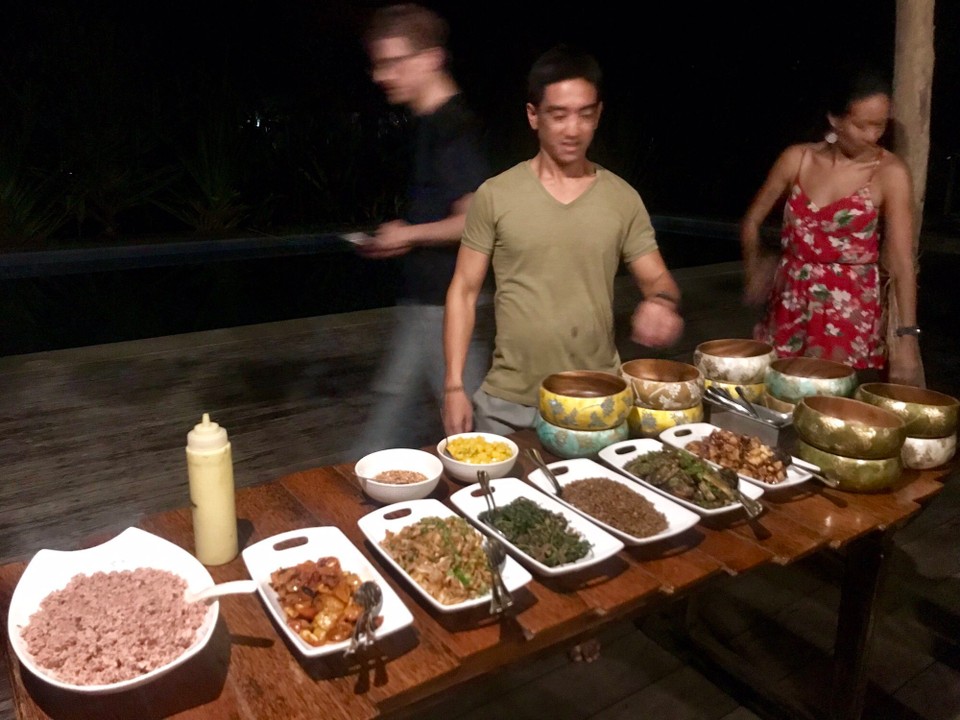 Philippines - Siargao Island - Family style fredagsmiddag på Lotus shores. Kommer til å savne denne maten
