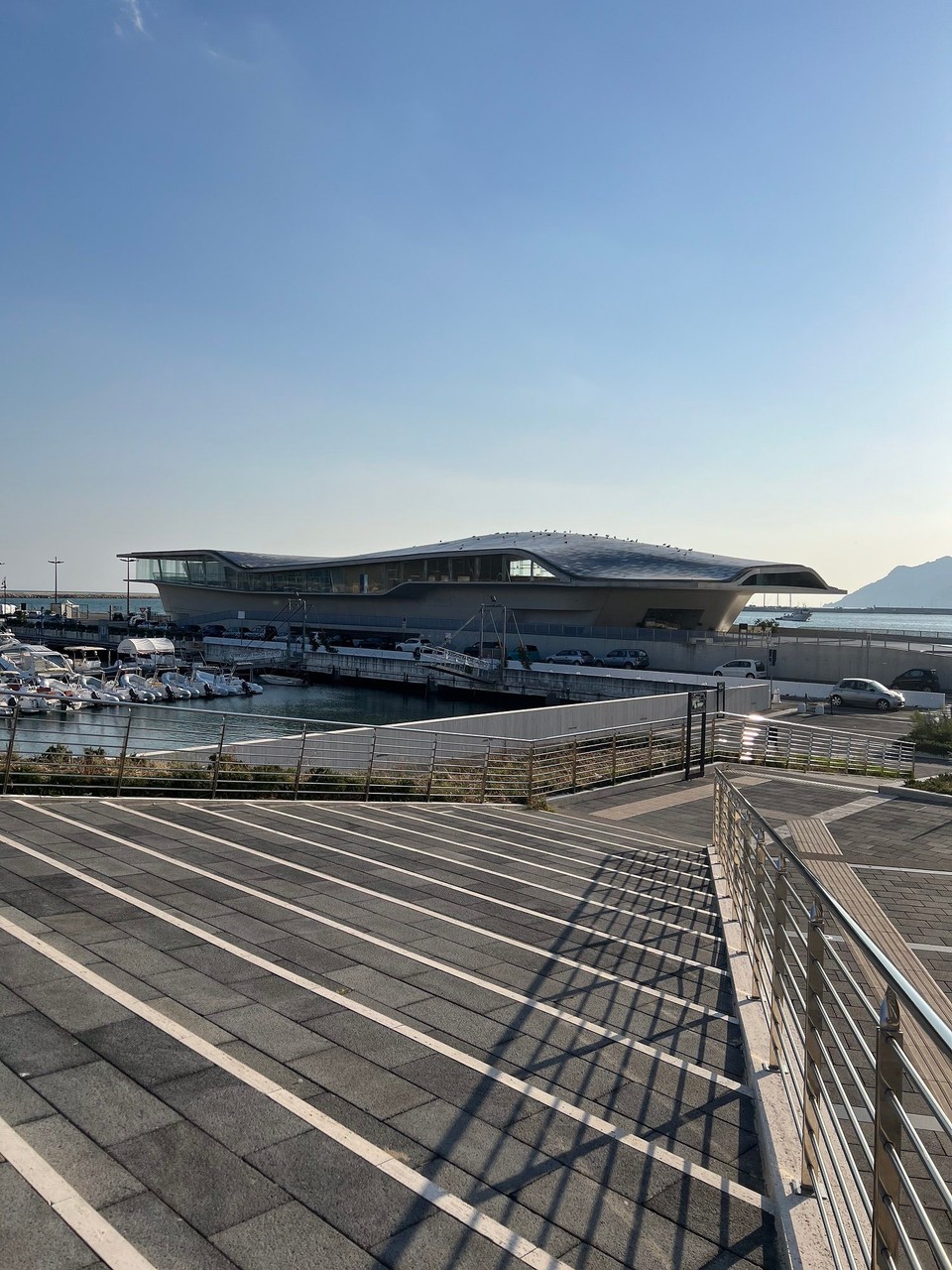 Italien - Salerno - Und natürlich wollten wir auch unbedingt den Fähren-Terminal sehen. Dieser wurde von Zaha Hadid entworfen😎😃