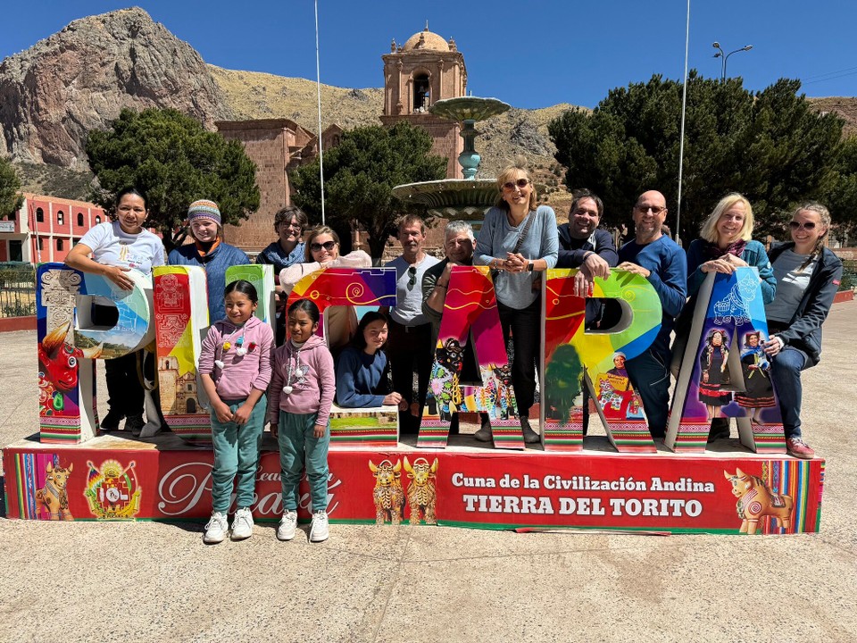 Peru -  - Schöne Plaza von Pucara 